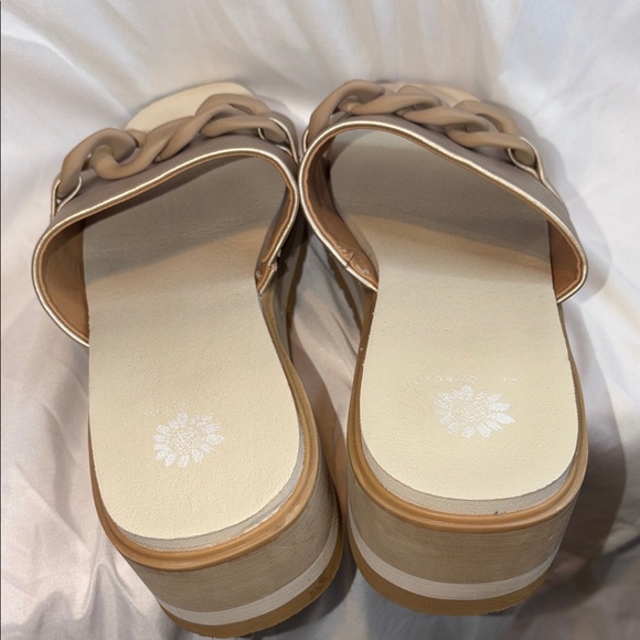 Yellow Box Metallic Gold Chain Sandals - Picture 4 of 4